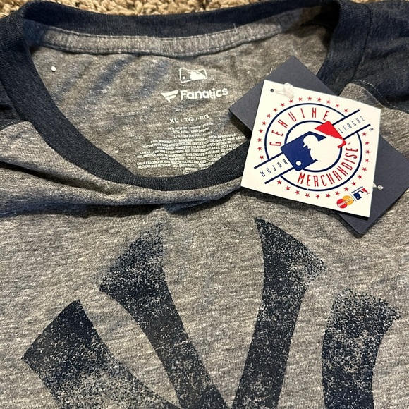 Brand new New York Yankees long sleeve T-shirt - Picture 2 of 2